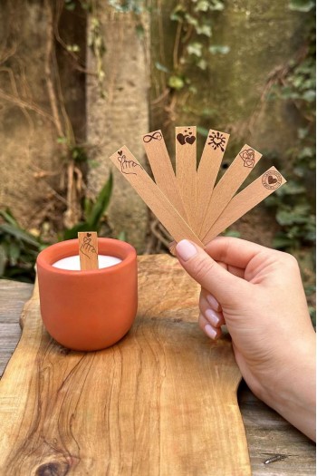 Ahşap Mum Fitili ve Yapışkanlı Fitil Sehpası 12 Adet (15x100x0,5mm) SEVGİLİLER GÜNÜ TEMALI Ahşap Mum Fitili ve Yapışkanlı Fitil Sehpası 12 Adet (15x100x0,5mm) SEVGİLİLER GÜNÜ TEMALI