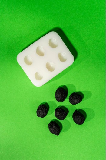 Siyah Zeytin Altılı Silikon Mum Kalıbı Siyah Zeytin Altılı Silikon Mum Kalıbı