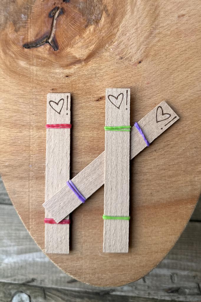Ahşap Mum Fitili ve Yapışkanlı Fitil Sehpası 10 Adet (15x100x0,5mm) KALP ÜNLEM