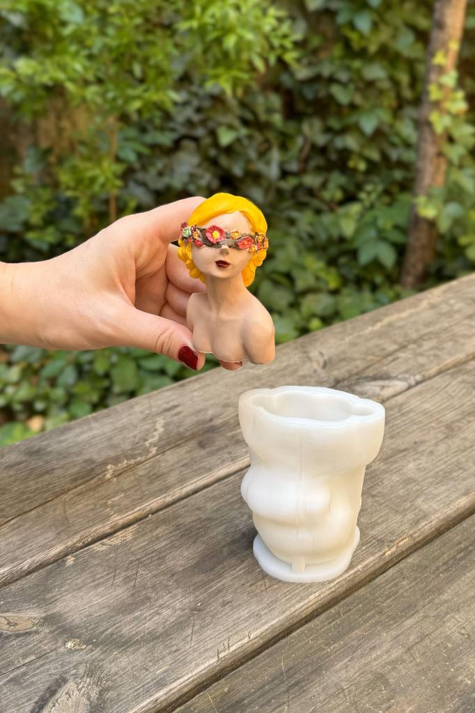 Juli Çiçekli Göz Bandı Takan Kadın Silikon Mum Kalıbı