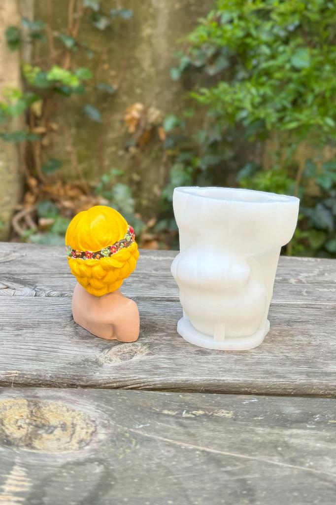 Juli Çiçekli Göz Bandı Takan Kadın Silikon Mum Kalıbı